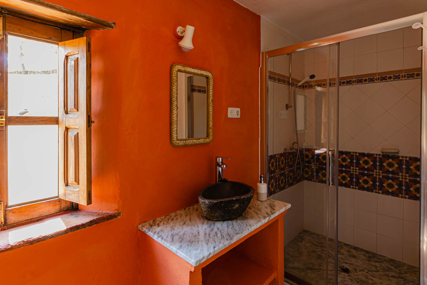 Baño de habitación con dos camas